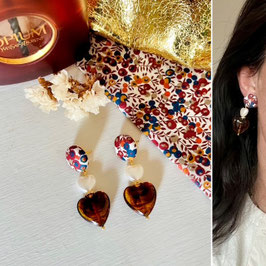 Boucles d'oreilles "Tina" - Tissu Liberty of London Wiltshire Bud, et 2 coeurs (nacré et ambre) en résine - oreilles percées