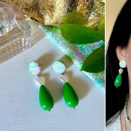 Boucles d'oreilles "Sofia" - tissu Liberty Claire Aude, un petit coeur nacré et un pendant vert en résine - oreilles percées