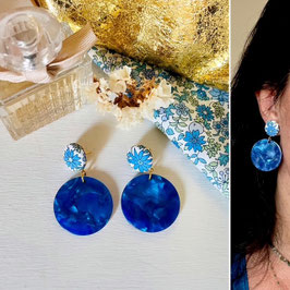 Boucles d'oreilles "Mini Thelma" - Liberty Fruit Punch et un pendant bleu marbré en résine- oreilles percées