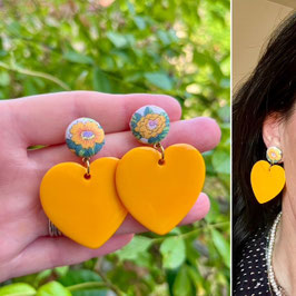 Boucles d'oreilles "Alice" - tissu Liberty of London Elysian Day et un pendant coeur jaune tournesol en résine - oreilles percées