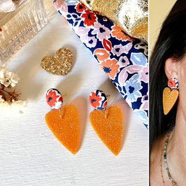 Boucles d'oreilles "Alicia" - tissu très Liberty et un pendant coeur orange clair pailleté- oreilles percées