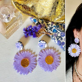 Boucles d'oreilles "Camélia" - Liberty Meadow, et un pendant marguerite Lilas et dorée en résine - oreilles percées