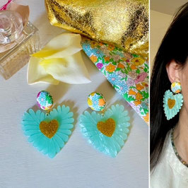 Boucles d'oreilles "Camélia" - Tissu Liberty Poppy Forest et un pendant coeur bleu ciel et doré en résine - oreilles percées