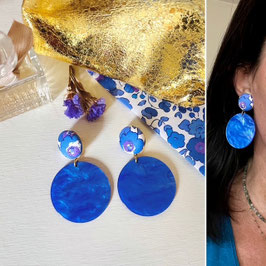Boucles d'oreilles "Thelma" - Tissu Liberty Betsy et un pendant pastille bleue en résine - oreilles percées