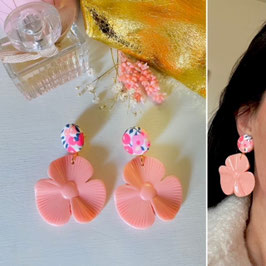 Boucles d'oreilles "Mona" - Tissu Liberty Wiltshire et un pendant fleur rose clair nude en résine - oreilles percées
