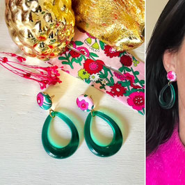 Boucles d'oreilles "Jeanne" - Tissu Froufrou rose et un pendant vert en résine - oreilles percées
