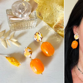 Boucles d'oreilles "Paola" - Tissu Liberty Wiltshire et un pendant couleur ambre clair résine - oreilles percées