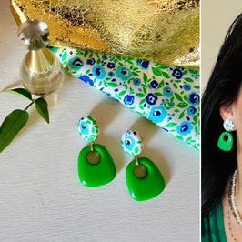 Boucles d'oreilles "Niki" - tissu de créateur très Liberty et un pendant vert en résine - oreilles percées