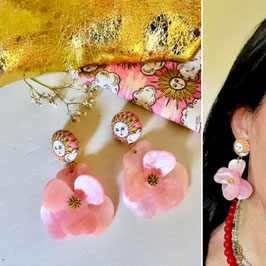 Boucles d'oreilles "Grace" - tissu Liberty Follow the Sun, et un pendant fleur rose et dorée en résine - oreilles percées