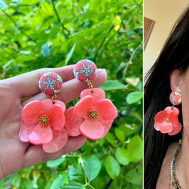 Boucles d'oreilles "Grace" - Tissu Liberty et un pendant fleur corail et dorée en résine - oreilles percées