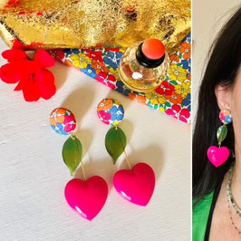 Boucles d'oreilles "Cerise" - Tissu Liberty Betty Bea et un pendant composé d'1 coeur rose fuchsia et d'une feuille en résine - oreilles percées
