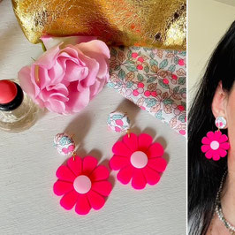 Boucles d'oreilles "Sissi" - Liberty Colleen's Orchard et un pendant fleur rose fluo et rose clair en résine - oreilles percées