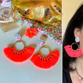 Boucles d'oreilles "Gigi" - Tissu Liberty Colleen's Orchard et un pendant pompon rose corail fluo - oreilles percées