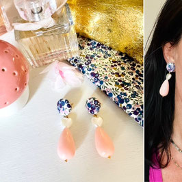 Boucles d'oreilles "Sofia" - tissu Liberty Wiltshire Bud, un petit coeur nacré et un pendant rose clair en résine - oreilles percées