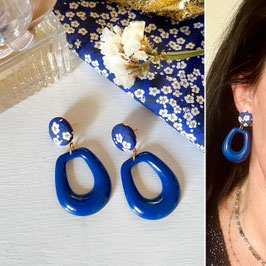 Boucles d'oreilles "Anna" - Tissu Liberty of London Mitsi Valeria bleu marine et un pendant bleu en résine - oreilles percées