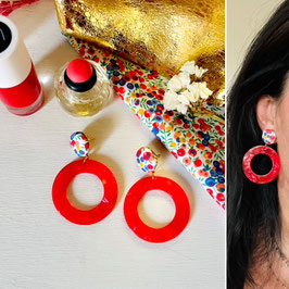 Boucles d'oreilles "Mathilde" - tissu Liberty of London Wiltshire Bud et un pendant rouge marbré en résine - oreilles percées