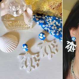 Boucles d'oreilles "Anaïs" - Liberty Mitsi Valeria bleu et un pendant corail blanc résine - oreilles percées