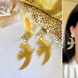 Boucles d'oreilles "Alma" - Tissu Liberty Feather Meadow et un pendant grand oiseau pailleté doré en résine - oreilles percées