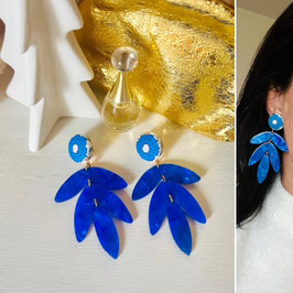 Boucles d'oreilles "Elisa" - Tissu indien, et un pendant bleu en résine - oreilles percées