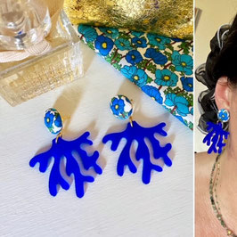 Boucles d'oreilles "Anaïs" - tissu Liberty of London Charmian et un pendant corail bleu en résine - oreilles percées