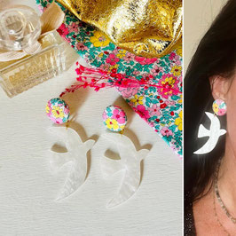 Boucles d'oreilles "Alma" - Tissu Liberty et un pendant oiseau blanc nacré - oreilles percées
