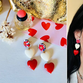Boucles d'oreilles "Tina" - Tissu Liberty Betsy Ann un pendant composé de 2 coeurs séparés (ivoire et rouge foncé) en résine- oreilles percées