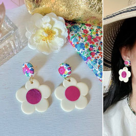Boucles d'oreilles "Fleur" - Liberty Emma and Georgina et un pendant fleur ivoire en résine et son centre magenta irisé en cuir  - oreilles percées