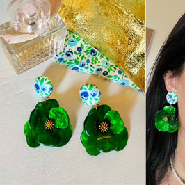 Boucles d'oreilles "Grace" - Tissu très Liberty , et un pendant fleur verte et dorée en résine - oreilles percées
