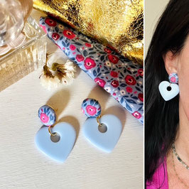 Boucles d'oreilles "Léonore" - tissu très liberty de créateur et un pendant coeur bleu ciel en résine - oreilles percées