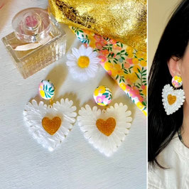 Boucles d'oreilles "Camélia" - Tissu Liberty Wiltshire et un pendant coeur blanc et doré en résine - oreilles percées