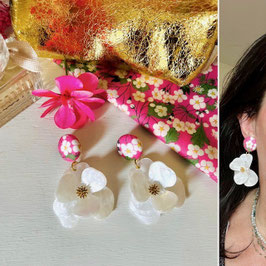 Boucles d'oreilles "Grace" - Tissu Liberty of London Mitsi rose et un pendant fleur blanche et dorée en résine - oreilles percées
