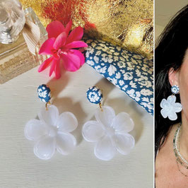 Boucles d'oreilles "Rosa" - Liberty Feather Meadow et un pendant fleur blanche en résine- oreilles percées