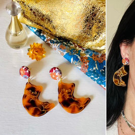 Boucles d'oreilles "Mina" - Liberty Margaret Annie et un pendant chat marron dégradé et doré en résine - oreilles percées