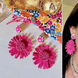 Boucles d'oreilles "Marguerite" - Tissu très Liberty et un pendant fleur rose fuchsia magenta en raphia - oreilles percées