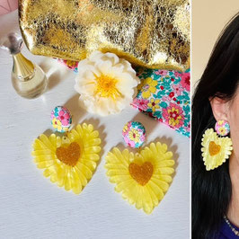 Boucles d'oreilles "Paloma" - tissu Liberty, et un pendant coeur jaune et doré en résine - oreilles percées