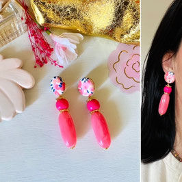 Boucles d'oreilles "Milla" - Tissu Liberty Wiltshire et un pendant avec des nuances de rose en verre et résine - oreilles percées