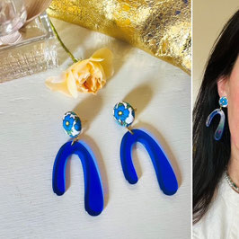 Boucles d'oreilles "Elisa" - Liberty Charmian et un pendant bleu en résine - oreilles percées