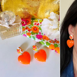 Boucles d'oreilles "Agathe" - Tissu Liberty of London Betsy et un pendant coeur orange en résine - oreilles percées