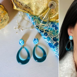 Boucles d'oreilles "Jeanne" - Liberty Wiltshire et un pendant bleu turquoise en résine - oreilles percées
