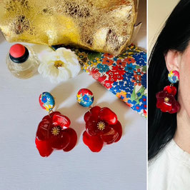Boucles d'oreilles "Grace" - Tissu en Liberty Margaret Annie, et un pendant fleur grenat et dorée en résine - oreilles percées