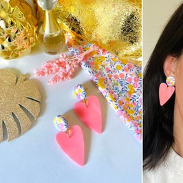 Boucles d'oreilles "Alicia" - Liberty Wiltshire bud et un pendant coeur rose pailleté en résine - oreilles percées