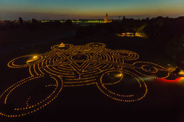 KERZENLABYRINTH AUF DEM TEMPELHOFER FELD (FOTOGRAFIE von Jürgen Hohmuth)