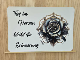 Postkarte „Erinnerung im Herzen“ – edle Trauerkarte mit Rose