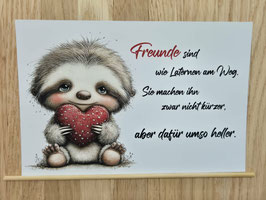 Postkarte „Freunde sind wie Laternen“ – Faultier mit Herz