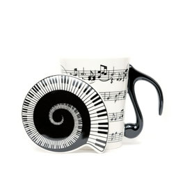 Tasse mit Musiklinien und Deckel