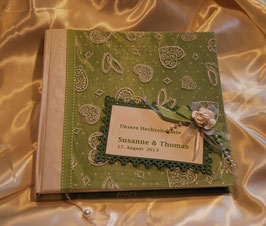 Farbiges Gästebuch für die Hochzeit "Hearts and Rings" Grün