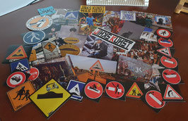 13 Cartes postales + 23 Stickers