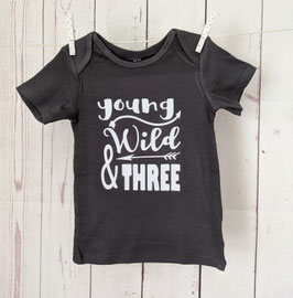 Birthday Shirt - Young Wild and Three - weiss auf dunkelgrau 98