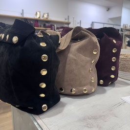 BOLSO MAXI TACHAS SERRAJE