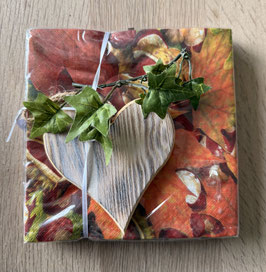Geschenkset bestehend aus Holzherz und Serviette "Blätter" und Efeu